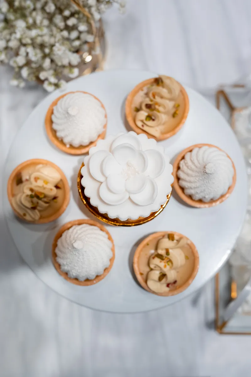 Tartaletki na marmurowym paterze