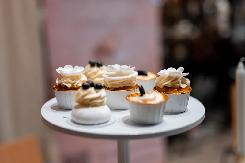 Babeczki z kremem i kwiatami